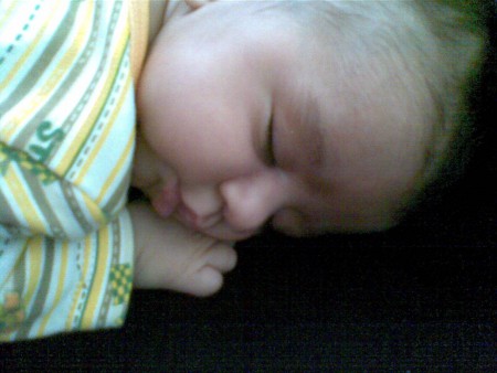 böyle bir uyuma pozisyonu ancak benim oğlumda olur herhalde :)