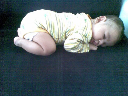 böyle bir uyuma pozisyonu ancak benim oğlumda olur herhalde :)